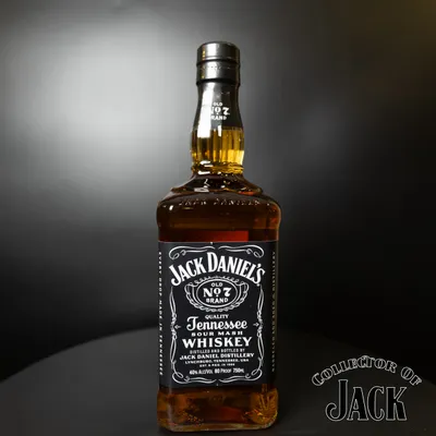 Front view of the 750mL Old No. 7 bottle